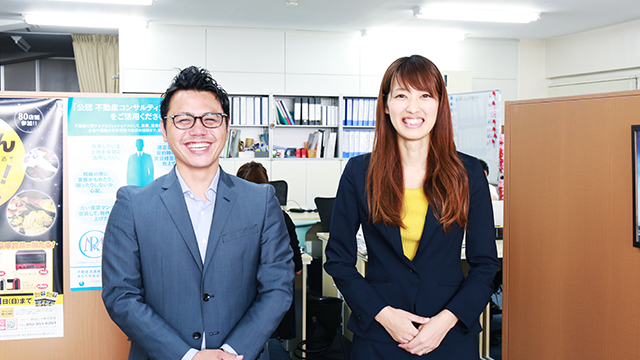 先に笑顔であいさつをします