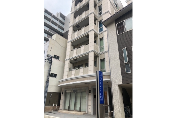 名古屋駅から徒歩圏内のエリアです。幹線道路沿いに少し入った場所の1階空き店舗・貸事務所です。