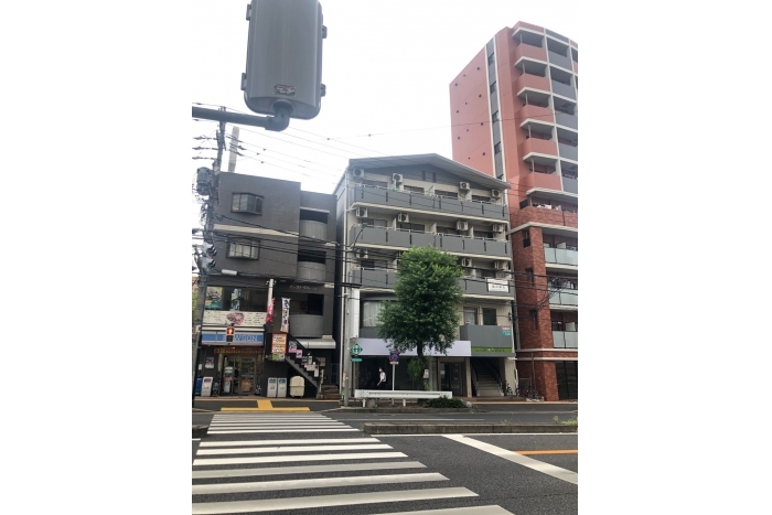 幹線道路沿いで駅に近い1階貸店舗・貸事務所です。大学に近く、学生が多いエリアです。