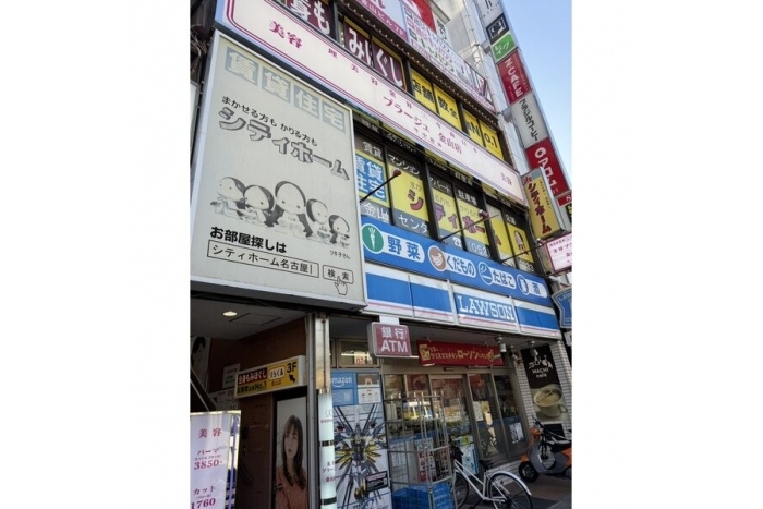 金山総合駅から徒歩1分！視認性抜群の2階店舗／24時間利用OK