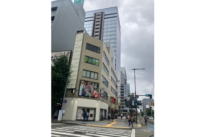 丸の内駅徒歩2分！ガラス窓の多い角の区画です！