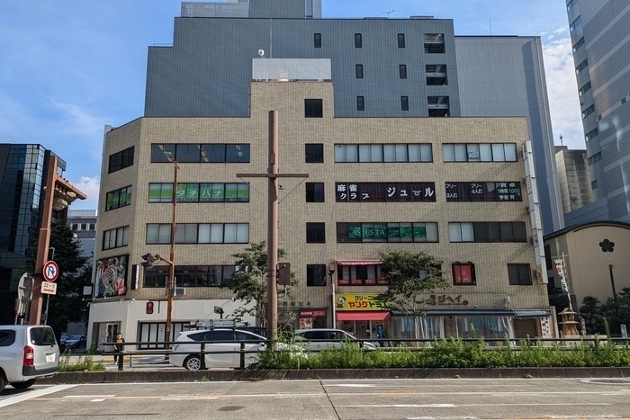 丸の内駅徒歩2分！ガラス窓の多い角の区画です！